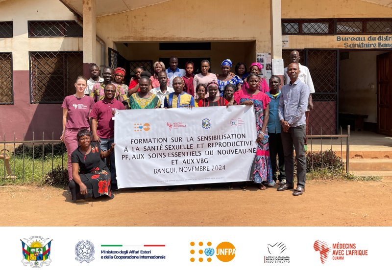 Une photo de groupe des participants ayant participé à la formation