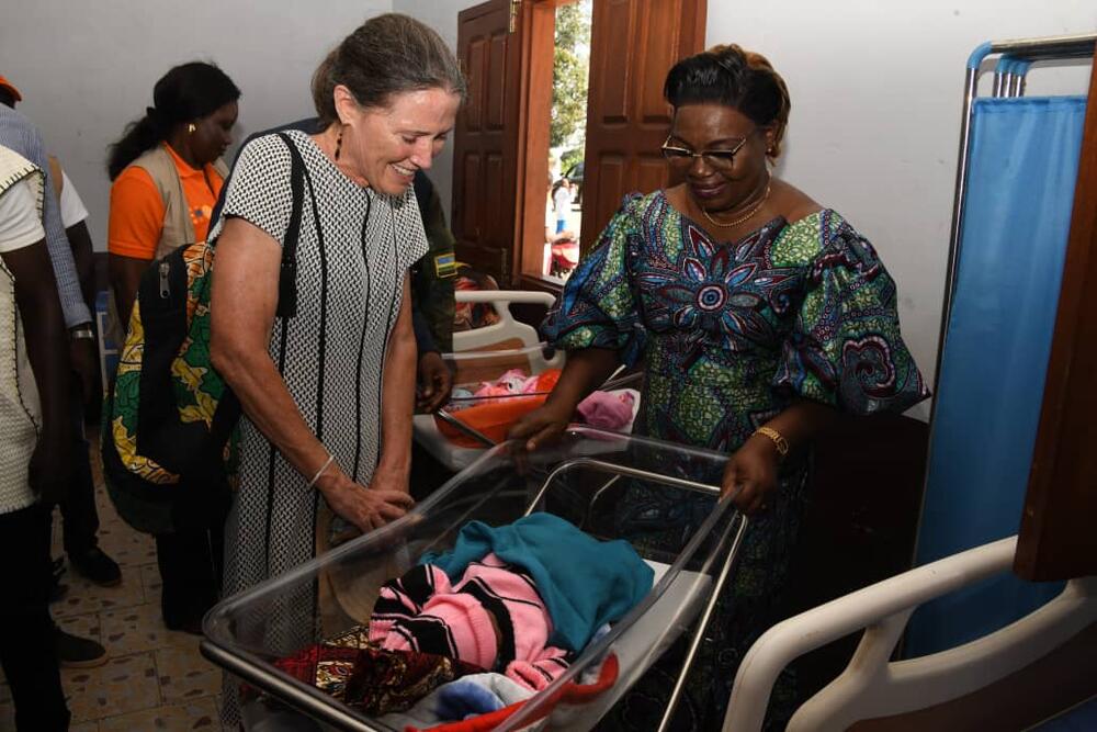 L'ambassadrice des Etats-Unis, SE Patricia Mahoney et la Première Dame de la RCA, SE Mme Tina Marguerite Touadera à la maternite MONGBOA à Leya. Crédit Photo : Fridolin Ngoulou/X 