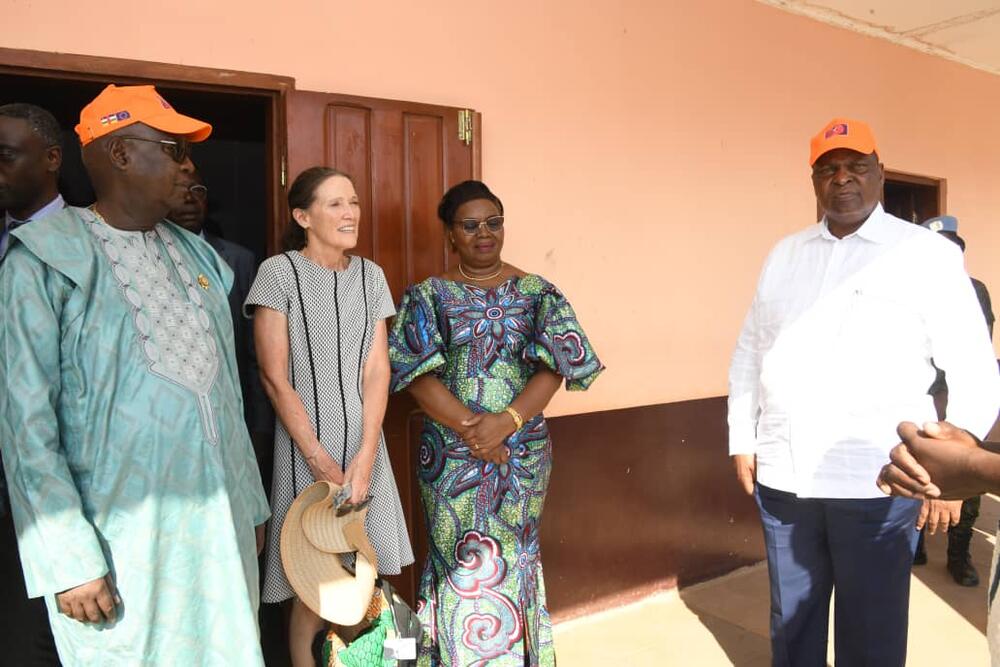 Le Président de la République Centrafricaine, Son Excellence, Professeur Faustin Archange TOUADERA et son épouse, la 1ere Dame, SE Mme Tina Marguerite TOUADERA et l’Ambassadrice des Etats-Unis en RCA, SE Mme Patricia MAHONEY à la maternite MAMAN MONGBOA à Leya. Crédit Photo : Fridolin Ngoulou/X 