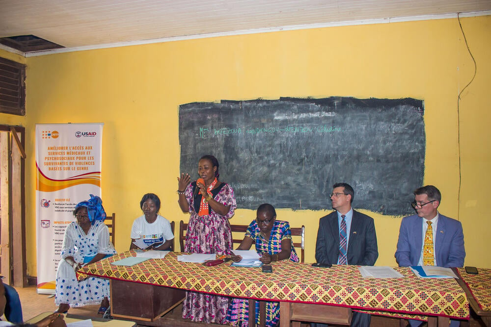 La directrice du Lycée, Marie-Jeanne Caron, les représentants de l'Ambassade des Etats-Unis à Bangui, de l'UNFPA et des partenaires mettant en œuvre l'activité, l'ONG AUDEC.