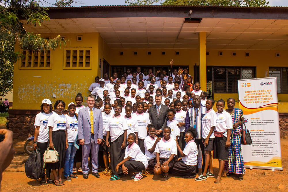 Les étudiantes dans une photo de groupe avec les formateurs après la fin de la conférence/débat.