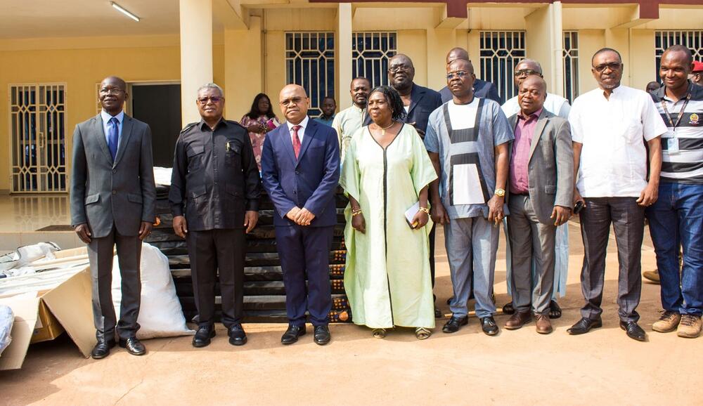 Photo de groupe des fonctionnaires présents à la cérémonie de remise.