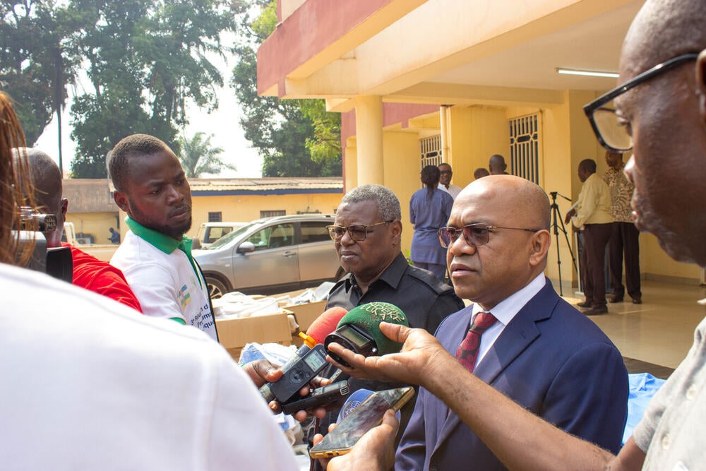 Le Représentant de l'UNFPA, M. Victor Rakoto, s'adressant aux médias suite au remise officielle