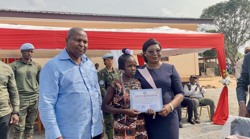 Le Président et la Première Dame remettent un certificat de fin de formation professionnelle à Merline ZOUMORONENDJI. Elle est ressortie meilleure stagiaire du programme. © Crédit photo : UNFPA RCA/Jean-Philip Lawson