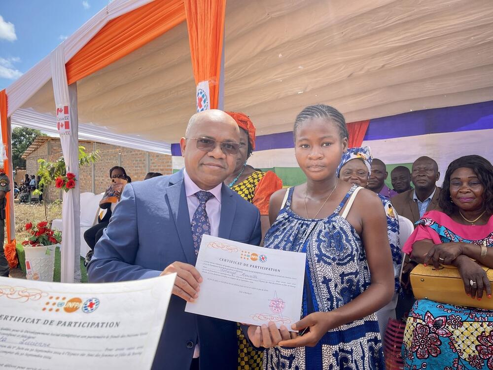 Le Représentant de l'UNFPA, M. Victor RAKOTO remettant un certificat à l'une des filles ayant bénéficié de la formation en compétences professionnelles.