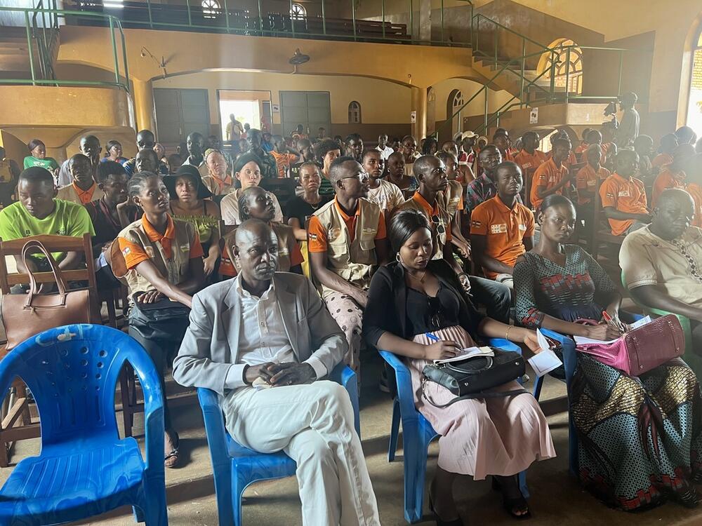 Photos des invités dans la salle principale de la maison des jeunes de Bimbo