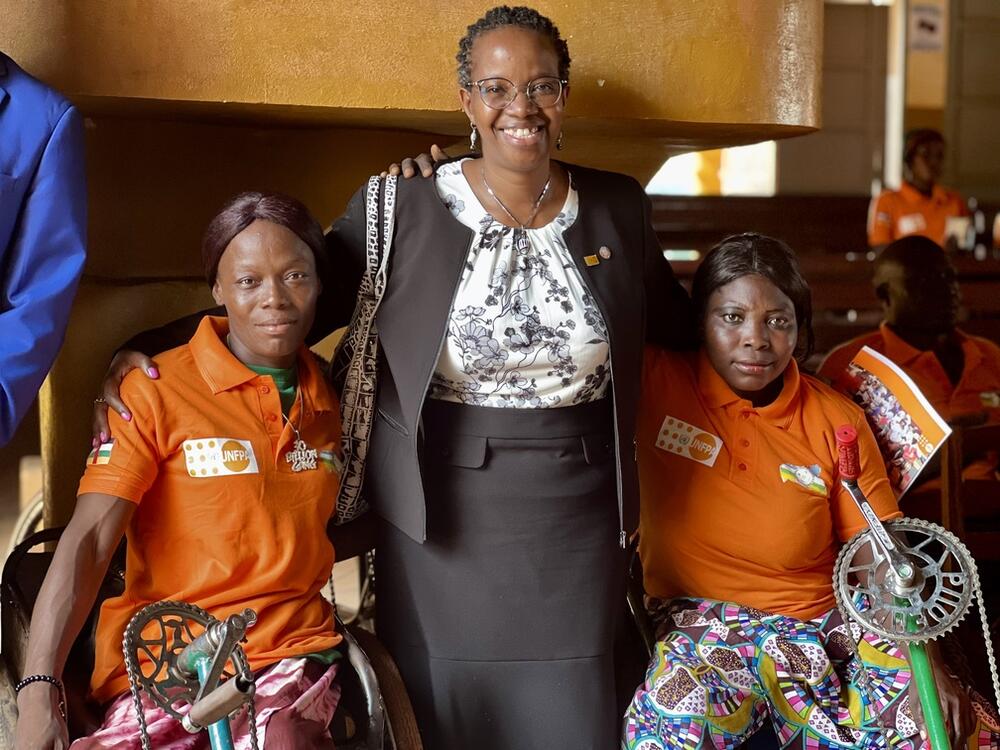 La représentante ai. de l'UNFPA RCA, Dr Agnes KAYITANKORE et deux femmes vivant avec un handicap moteur