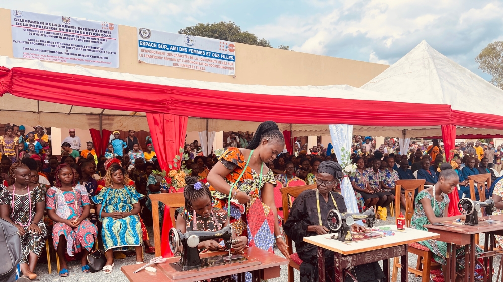 Les bénéficiaires du programme de formation démontrent leurs compétences en utilisant les machines qui leur ont été données. © Crédit photo : UNFPA RCA/Jean-Philip Lawson