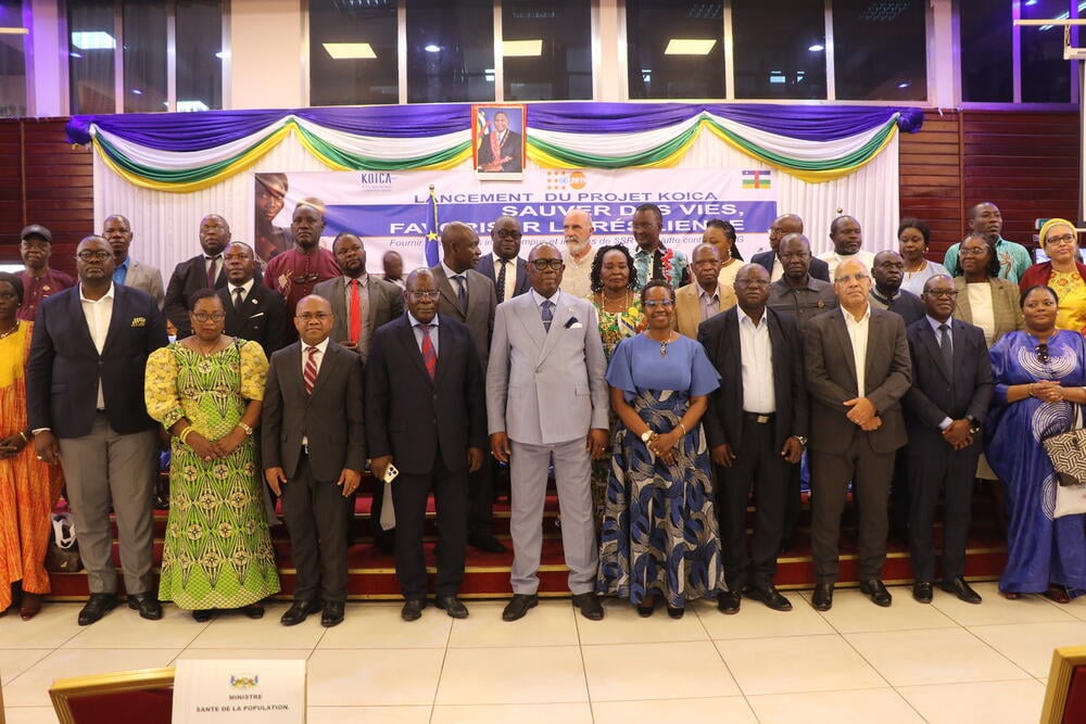 Photo de famille des participants à la cérémonie officielle de lancement.