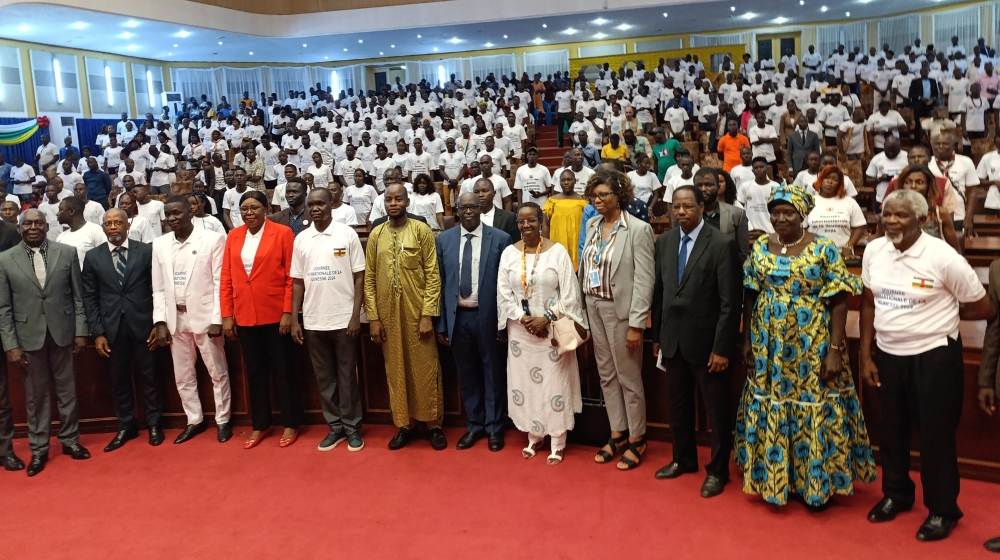 Un échantillon de la délégation de haut niveau composée du ministre de la Jeunesse et des Sports et des chefs d'agences des Nations Unies avec des jeunes lors de la célébration de la Journée internationale de la jeunesse 2024 à Bangui.