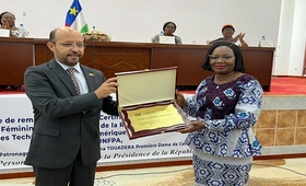 Remise du Trophée à la 1ere Dame Tina Marguerite TOUADERA par Dr Shible Shabani, Représentant Résident UNFPA-RCA