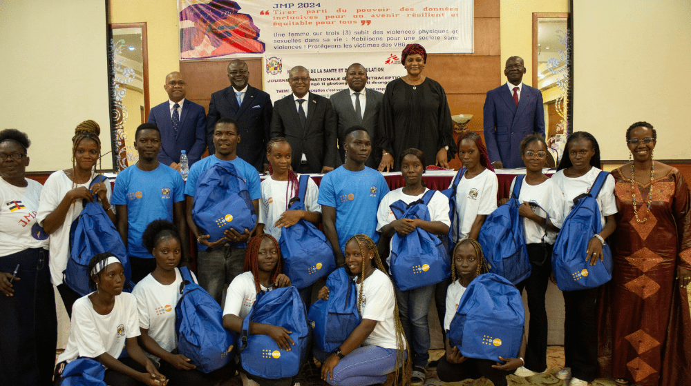 Les jeunes ayant pris part à la célébration en photo de groupe avec les participants de haut niveau