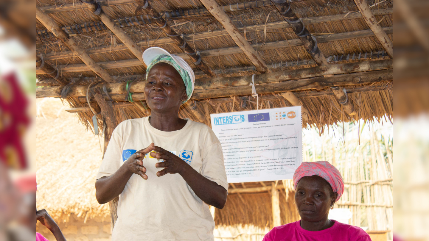 Cette dame, de Mboko Landja, est en train de s'exprimer sur son autonomisation après avoir intégré l'espace sûr de Mboko Landja. Crédit Photo : UNFPA République Centrafricaine / Calvin Gbalia