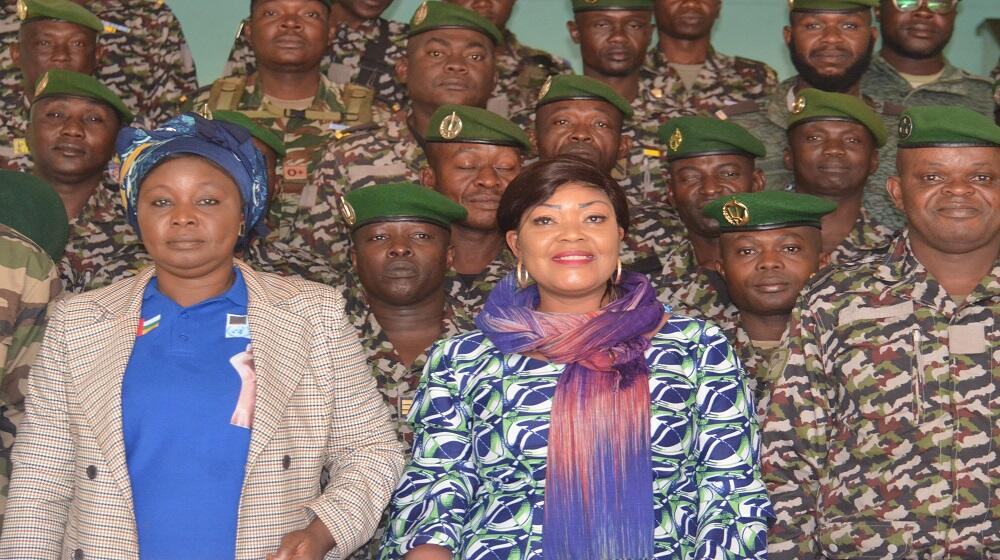 Photo de famille avec les Forces de défenses et de sécurité.