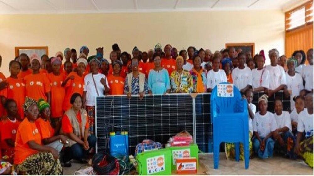 Remise des équipements AGR par Dr. Agnes Kayitankore, Rep Adjointe de UNFPA à Mme Tina Touadera, 1ere Dame de la RCA aux bénéfic