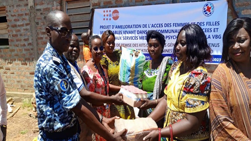 Distribution des kits AGR aux femmes et filles de Boeing. 