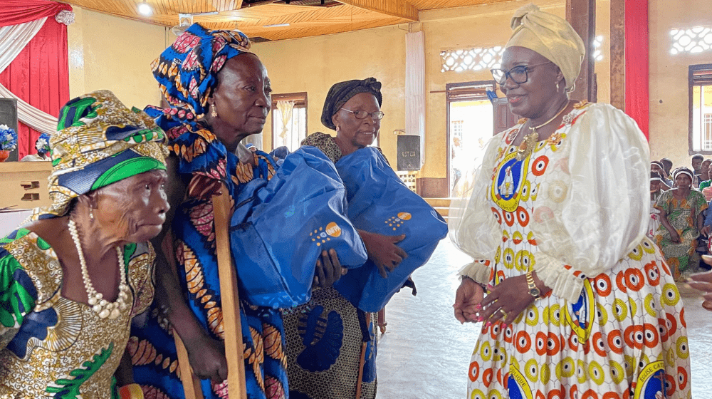 La 1ère Dame de la République Centrafricaine, S.E. Madame Brigitte Touadera remettant des kits de dignité aux veuves 