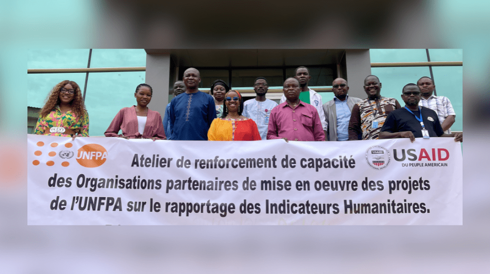 Les participants à l'atelier de formation posent pour une photo de famille au centre Complex Galaxy.