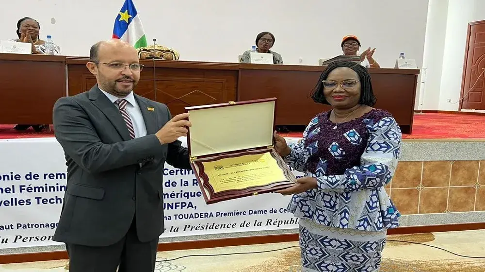 Remise du trophée à la première dame Tina Marguerite Touadera. 